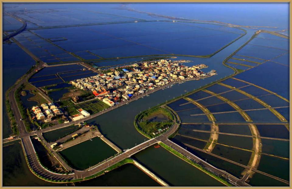 將軍扇形鹽田結合濱海鹽業和觀光，成為地景環境主題的特色旅遊廊帶。（觀旅局提供）