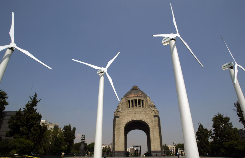 Unos molinos de viento colocados en una protesta de Greenpeace en Ciudad de México el 12 de mayo de 2004. (AFP | Jorge Uzon)