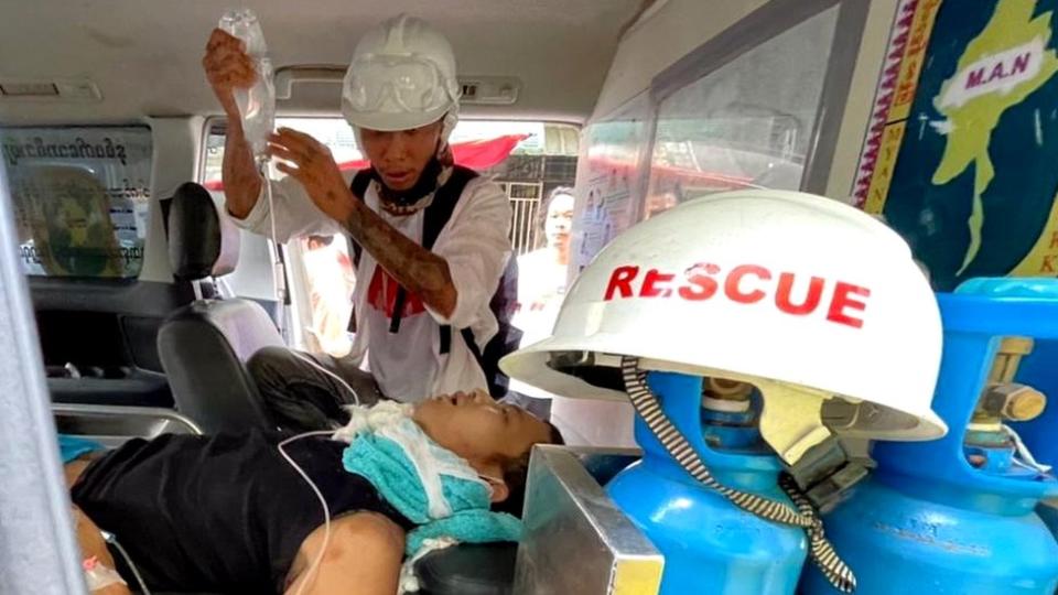 Trabajadores de emergencias asisten a un herido en Yangon.