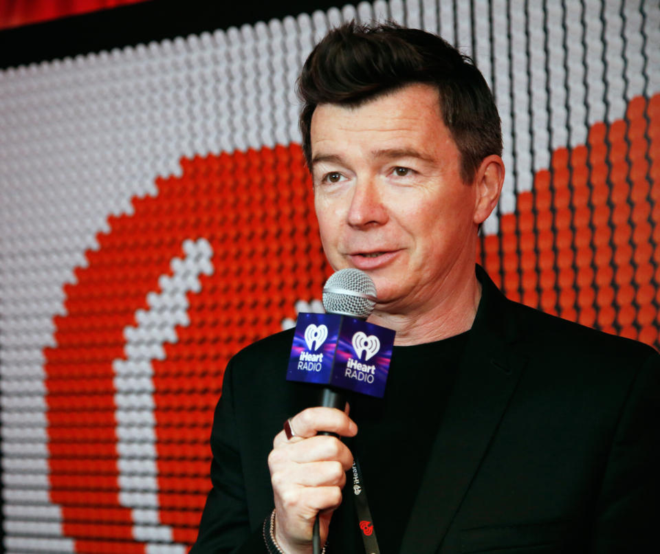 “Rickrolling” ist wohl neben dem “Technoviking” eines der bekanntesten Internet-Memes. Der Sänger Rick Astley profitierte von diesem Witz am meisten. (Bild: Getty Images)