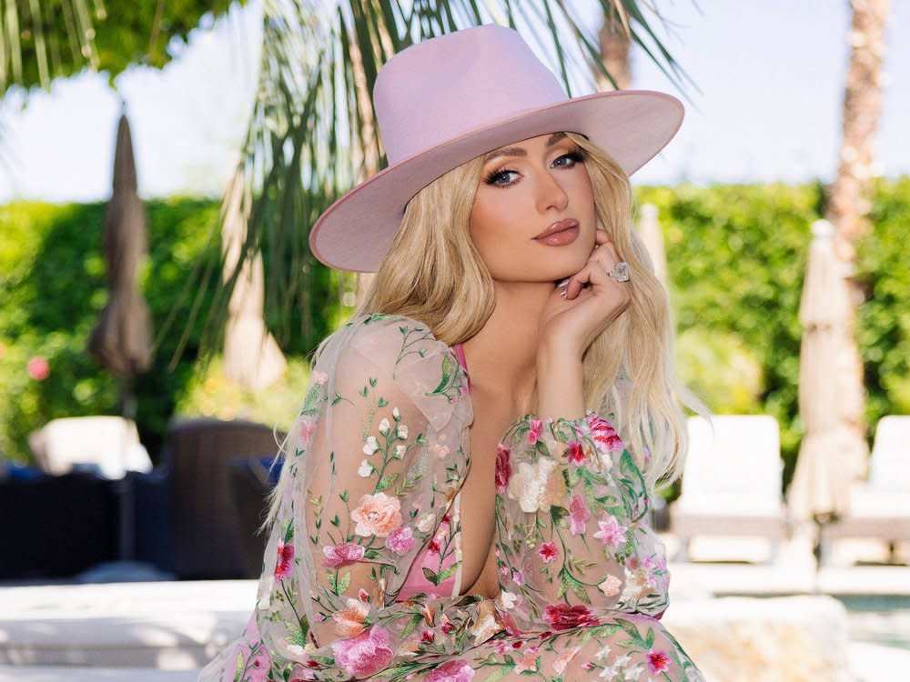 Paris Hilton darf mit ihren Looks beim Coachella-Festival nicht fehlen: Hier vereint sie gleich mehrere Trends - Cowboy Core, Transparenz und süße Girly Ästhetik. (Bild: IMAGO/Cover-Images)