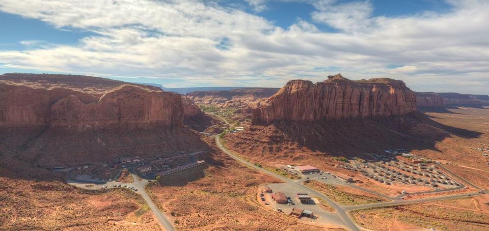 美國美國的紀念碑谷(Monument Valley)地形奇特，騎馬、搭熱氣球是此地很受歡迎的旅行方式。 圖：Booking.com／提供