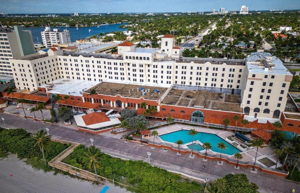 Vista trasera del histórico Hollywood Beach Resort, también conocido como "Grand Lady", que fue declarado inseguro por la ciudad de Hollywood el 6 de mayo, obligando a desalojar a todos los huéspedes. Situado en 101 N. Ocean Drive, el hotel fue construido en 1925 por Joseph Young, fundador de Hollywood. Esta foto es del 30 de mayo de 2023.