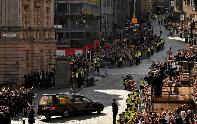 La policía custodia la procesión que lleva el féretro de la reina Isabel II al salir de la catedral de San Giles, en Edimburgo, Escocia, el martes 13 de septiembre de 2022.