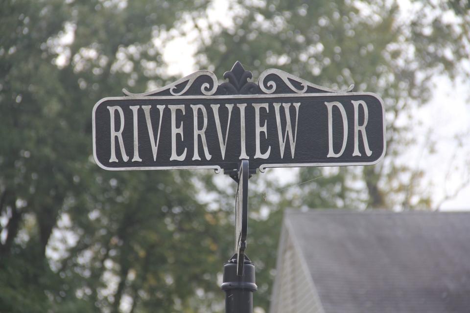 A street sign reading "Riverview Drive."