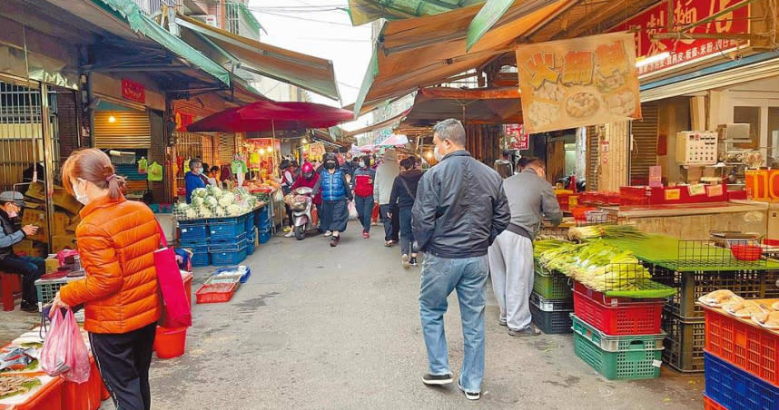 桃園市成為疫情重災區，忠貞市場攤商生意一落千丈，飯店、民宿業者也陸續接到退訂電話。（圖／中國時報呂筱蟬攝）