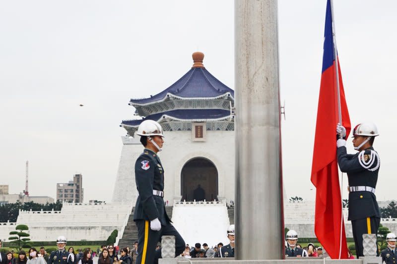 20170301-中正紀念堂吸引許多國內外遊客前往觀光，圖為陸軍儀隊禮兵交接降旗。（盧逸峰攝）