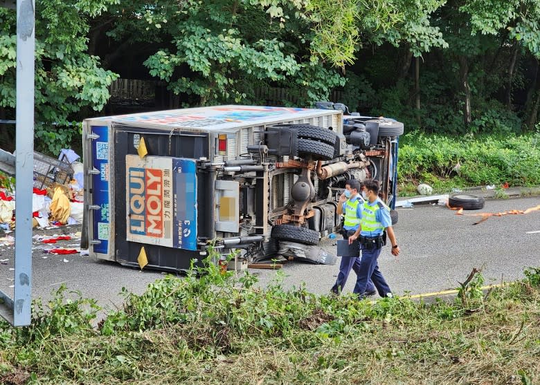 貨車翻側橫亘路中。(張開裕攝)

