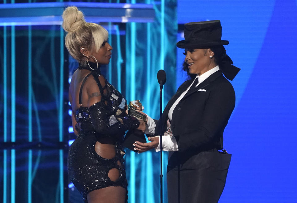 Janet Jackson, a la derecha, entrega el Premio Ícono a Mary J. Blige durante la ceremonia de los Premios Billboard de la Música, el domingo 15 de mayo de 2022 en el MGM Grand Garden Arena en Las Vegas. (Foto AP/Chris Pizzello)