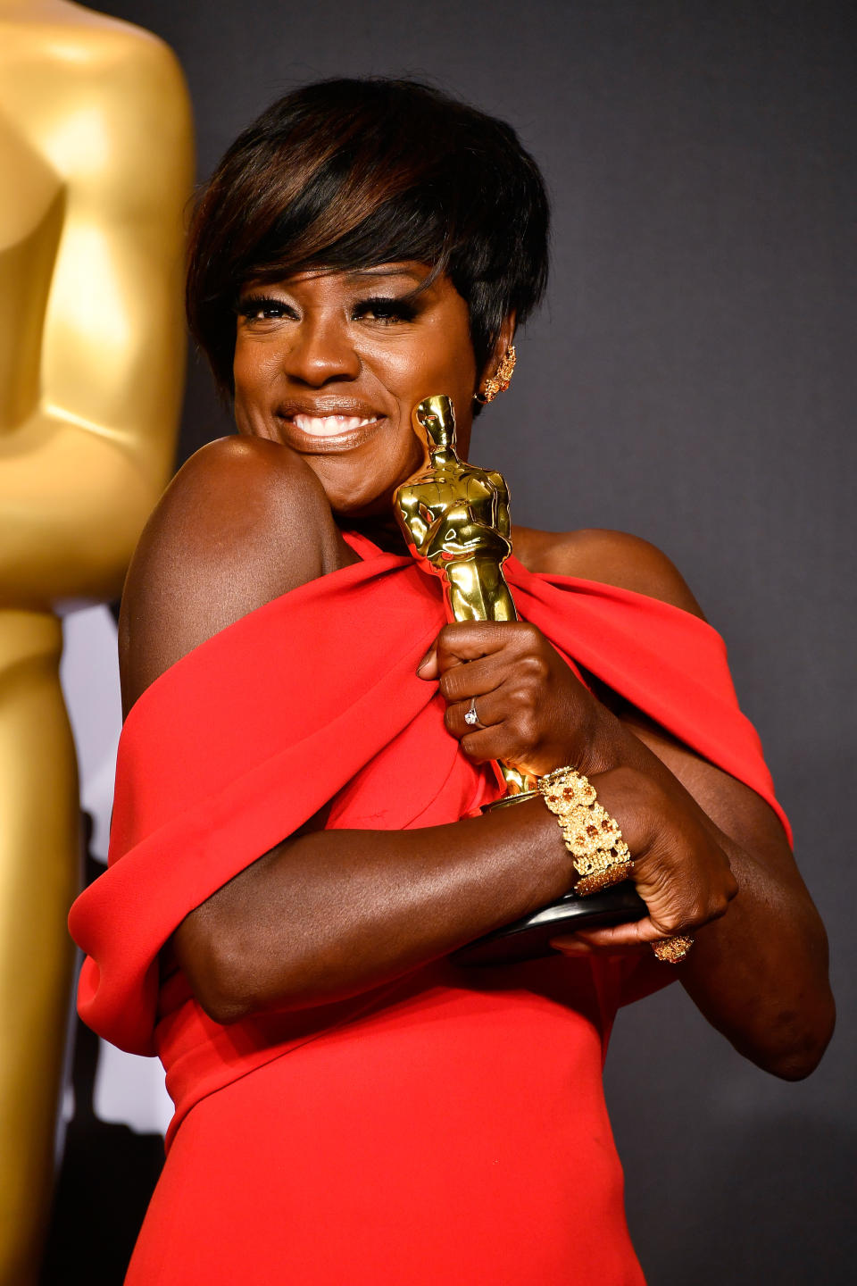 Viola Davis holding her Oscar