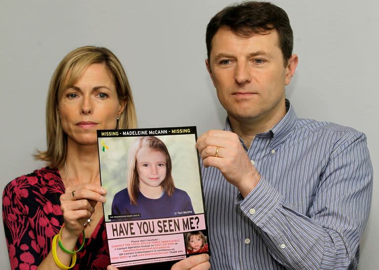 ARCHIVO - Kate y Gerry McCann posan para los medios con un cartel de búsqueda que ofrece una imagen generada por computadora sobre la posible progresión de la edad de su hija Madeleine, que desapareció en Portugal en 2007, durante una conferencia de prensa en Londres, el 2 de mayo de 2012. (AP Foto/Sang Tan, archivo)