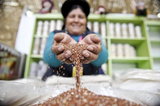 Un mujer muestra los granos de quinua, el 6 de setiembre de 2012 en Lima