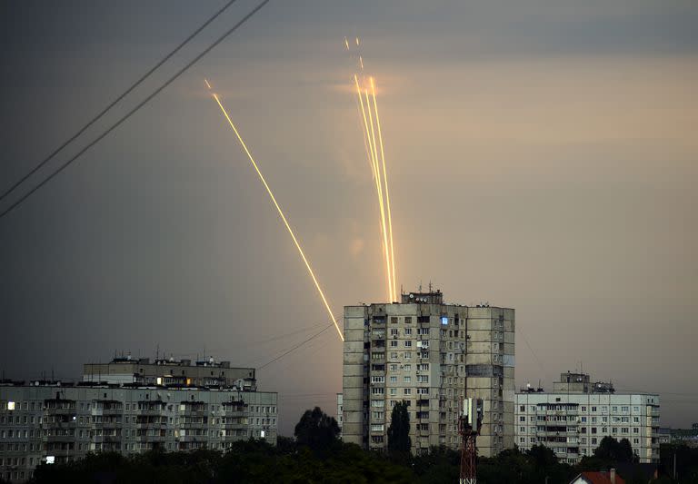 Cohetes rusos al ser disparados desde Belgorod, en Rusia, contra suelo ucraniano, el 15 de agosto del 2022. (Foto AP/Vadim Belikov)