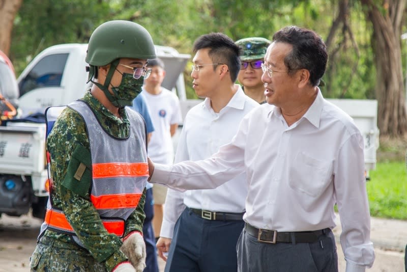 國防部長顧立雄視導國軍災後復原任務 國防部長顧立雄（右）6日視導南部駐軍災後復原任 務，同時慰勉官兵辛勞。 （國防部提供） 中央社記者吳書緯傳真  113年10月6日 