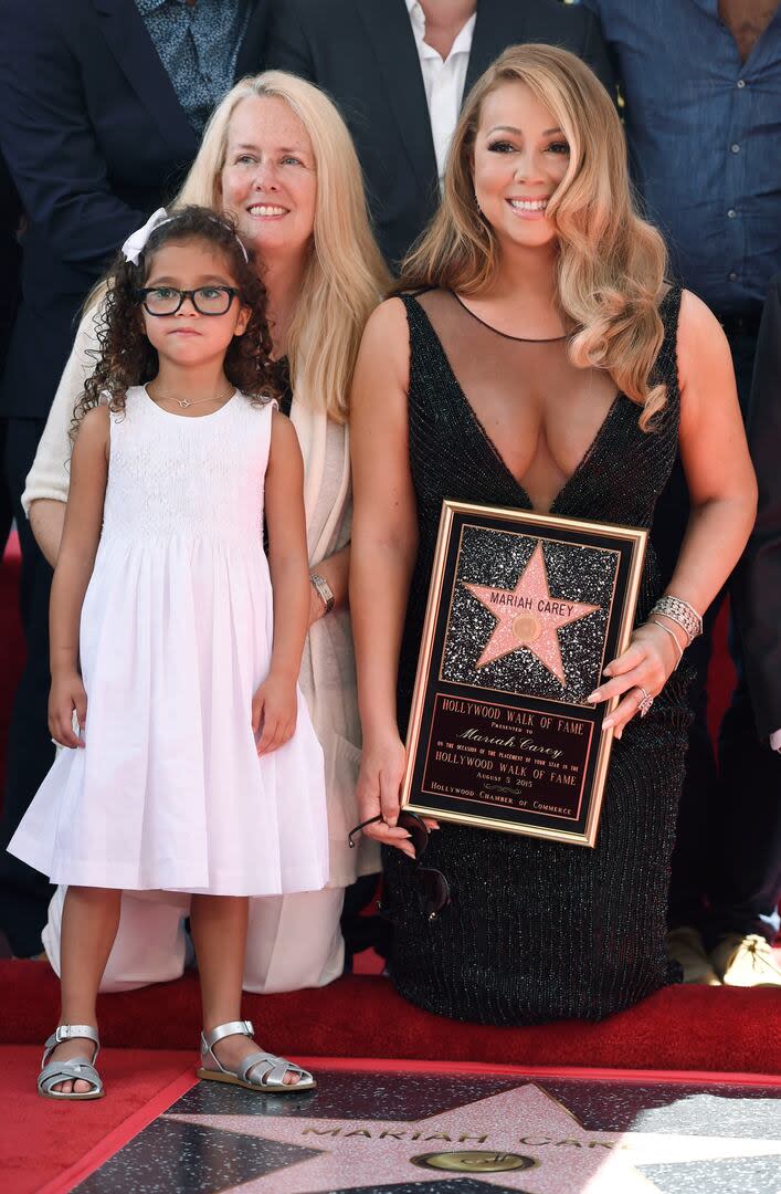 Mariah Carey con su madre Patricia y su hija Monroe durante una ceremonia en su honor para develar su estrella en el Paseo de la Fama de Hollywood en Los Ángeles el 5 de agosto de 2015