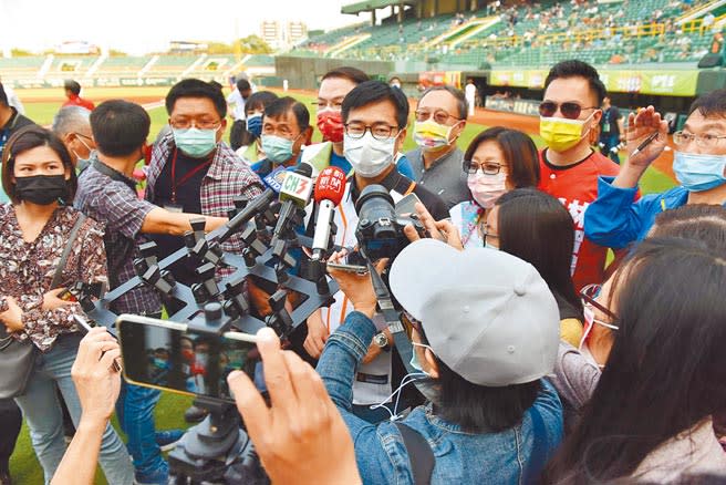 針對市議員陳若翠要市長改名「陳吃飽太閒」，陳其邁20日出席職棒開球不回應；事後新聞局長董建宏表示，市長帶領市府團隊跟農民朋友一起努力，讓高雄的優質農產品行銷到世界。（林雅惠攝）