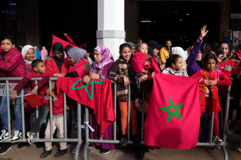 摩洛哥球迷夾道歡迎足球隊回國。（圖／美聯社）