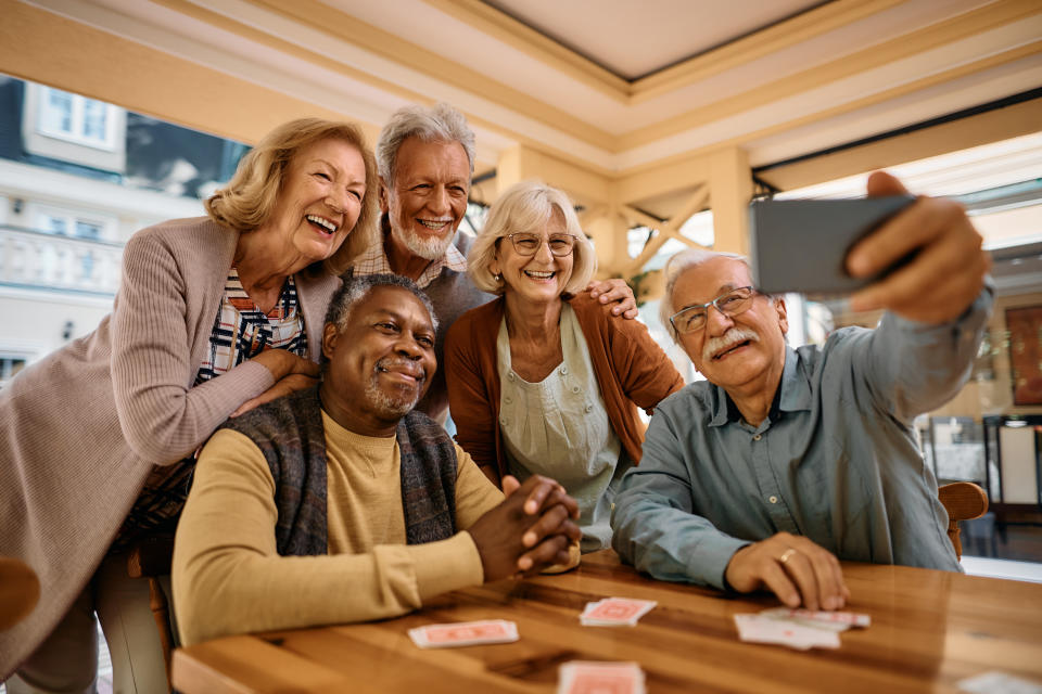 Freundschaften und Beziehungen spielen auch im Alter eine Rolle für das Glücksempfinden. (Symbolbild: Getty)