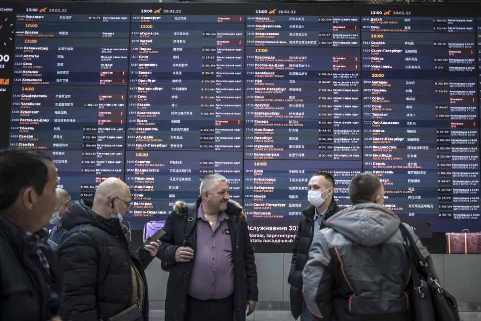 Pasajeros frente a un tablero informativo de salidas con algunas cancelaciones en el Aeropuerto Internacional de Moscú-Sheremétievo en Moscú, el 28 de febrero de 2022. (Sergey Ponomarev/The New York Times).