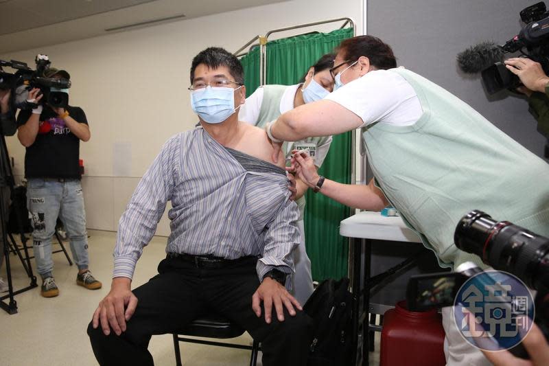 新北亞東醫院首位自費接種者洪先生表示，因有商務需求出國，才會在開放首日就立開來打疫苗。