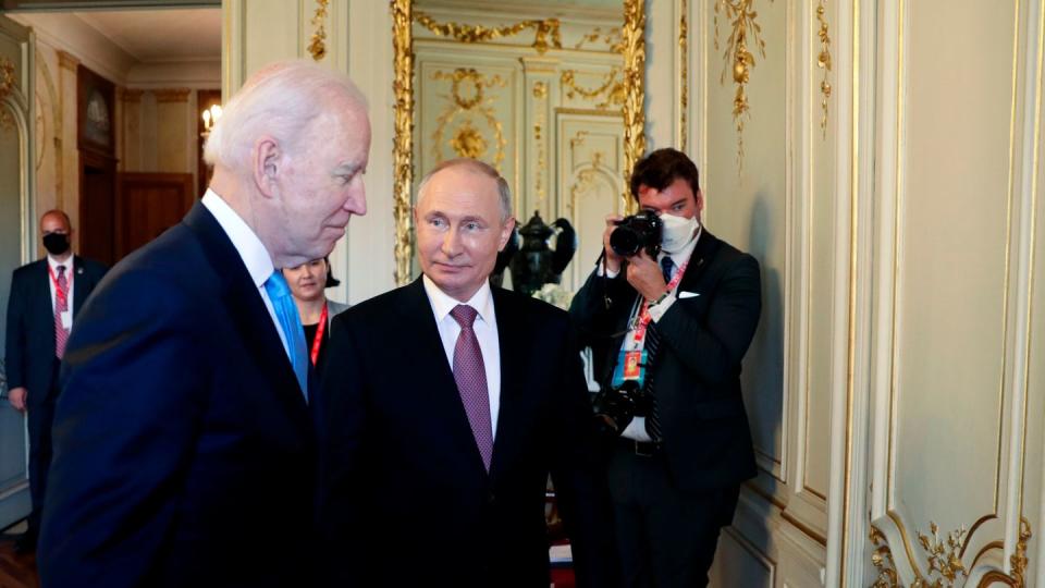 Das Treffen von US-Präsident Joe Biden (l) und Russlands Präsident Wladimir Putin fand in der abgeschirmten Villa La Grange am Genfersee statt.