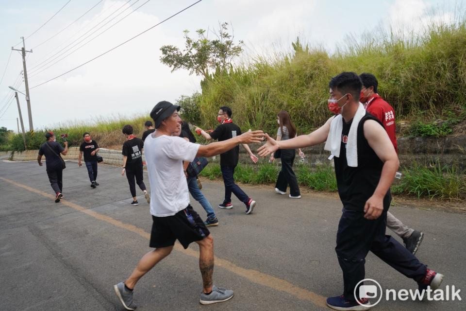 一位支持者跑到陳柏惟面前和他握手。   圖：張良一/攝