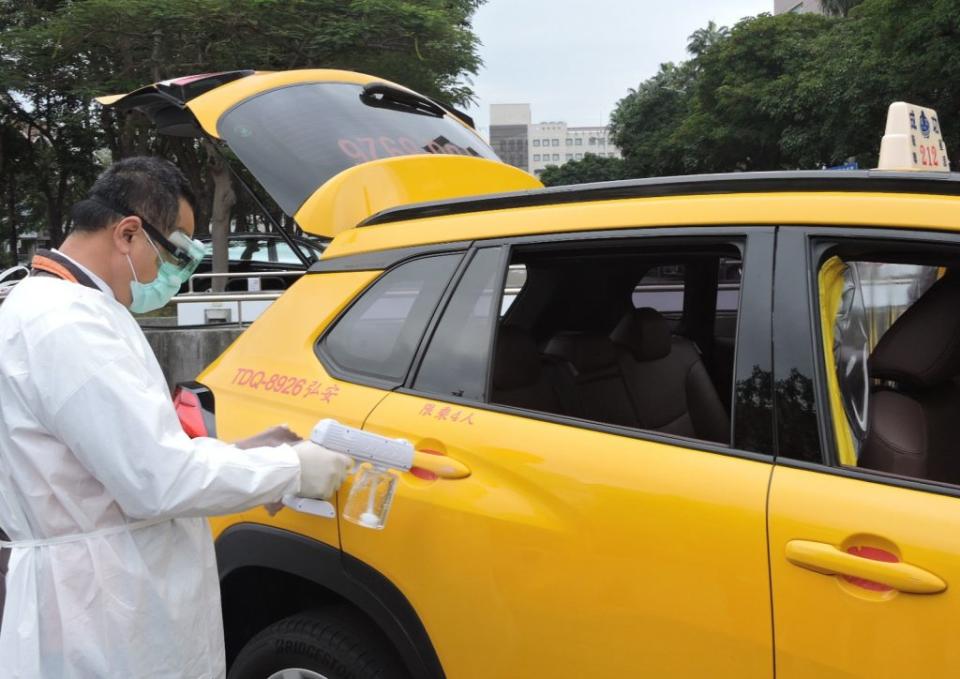 防疫計程車司機出車前、乘客下車後，都要清消擦拭車門把手、座椅等。（記者葉進耀攝）