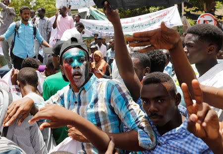 Protesters make victory signs and shout slogans in front of the Defence Ministry in Khartoum, Sudan, April 20, 2019. REUTERS/Umit Bektas