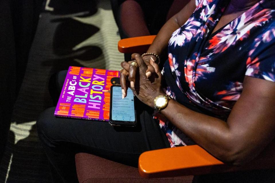 Una mujer sostiene el libro 'The ABC's of Black History' durante una reunión sobre los nuevos estándares curriculares del estado en historia afroamericana en la Antioch Missionary Baptist Church, en Miami Gardens, Florida, el jueves 10 de agosto de 2023. D.A. Varela/dvarela@miamiherald.com