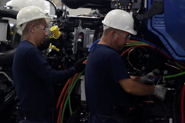 <p><span>Trabajadores de la planta de ensamblaje de camiones que Navistar posee en Escobedo, en los alrededores de Monterrey, México. REUTERS/Daniel Becerril</span> </p>