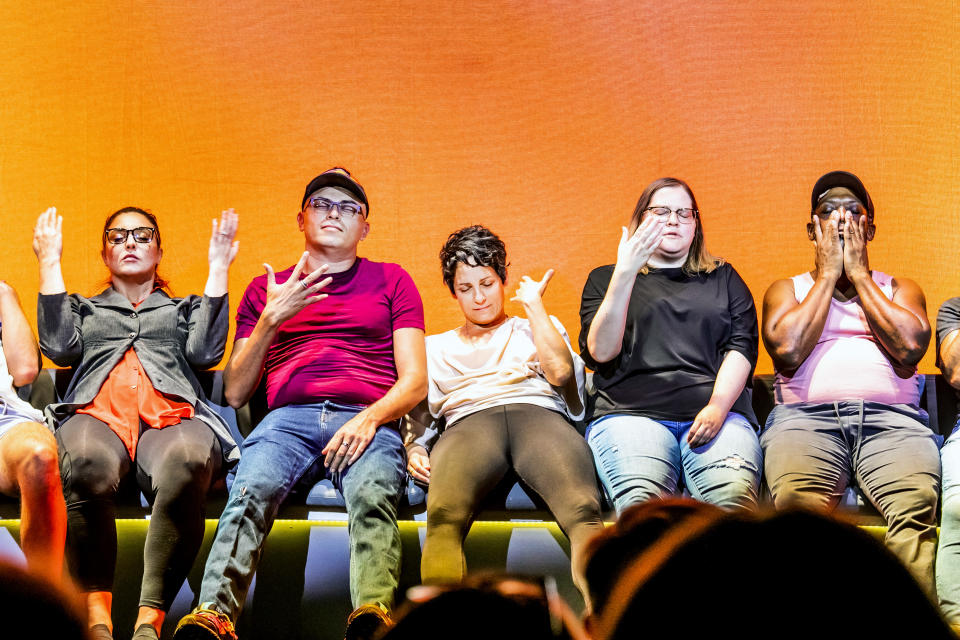 Voluntarios se someten a hipnosis en el escenario en "Hyprov" en Nueva York, el jueves 11 de agosto de 2022. El espectáculo es la creación de Asad Mecci y Colin Mochrie. (Krista Schlueter/The New York Times)
