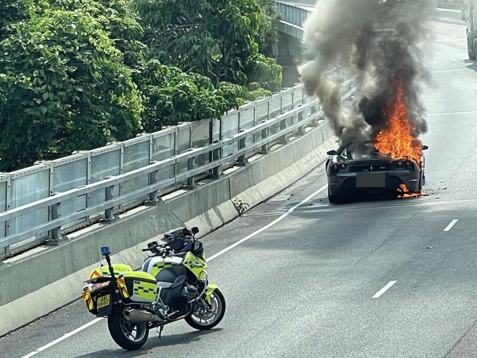 一輛法拉利在城門隧道公路起火。(香港突發事故報料區@fb圖)