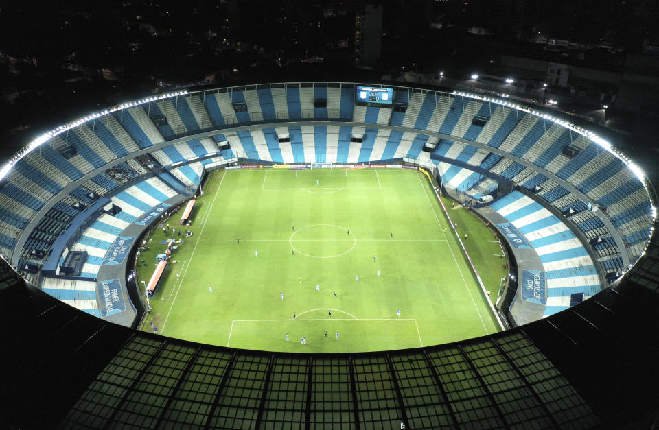 Alianza Lima de Perú y Racing Club de Argentina disputan un partido de la Copa Libertadores en Buenos Aires, Argentina, el 12 de marzo de 2020. (AP Foto/Gustavo Garello)