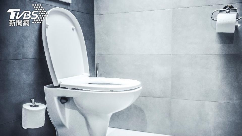 許多人因衛生問題為了避免直接與坐式馬桶座圈接觸，會以半蹲的姿勢如廁。（示意圖／shutterstock達志影像）