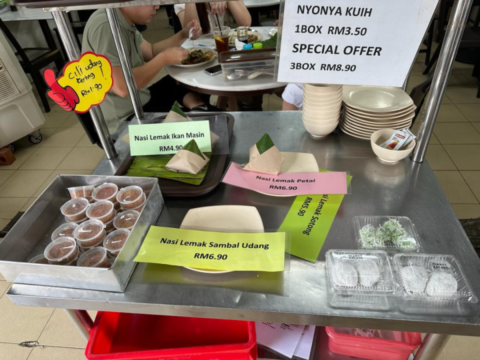 Old KL Kopitiam - Kuih sold at entrance