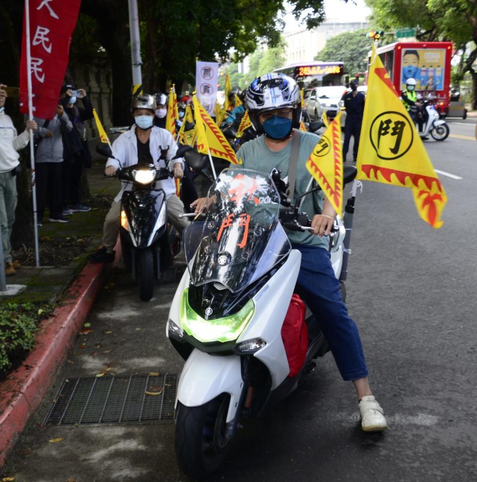 社運團體秋鬥舉辦「逆風而行，反思民主」記者會，現場聚集約二十輛機車，插上象徵秋鬥團體的「鬥」旗。（記者王誌成攝）