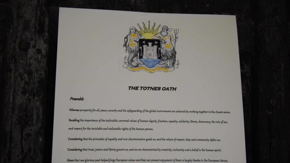 The ‘Totnes Oath’ on the door of the Guildhall