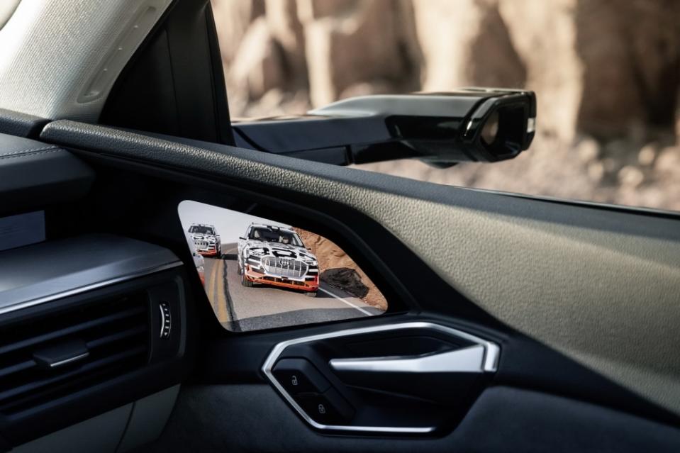 Audi e-tron虛擬後照鏡能自動捕捉即時畫面，並投射於儀表板或車門邊OLED螢幕，協助駕駛即時識別車外狀（圖片來源：Audi Taiwan）