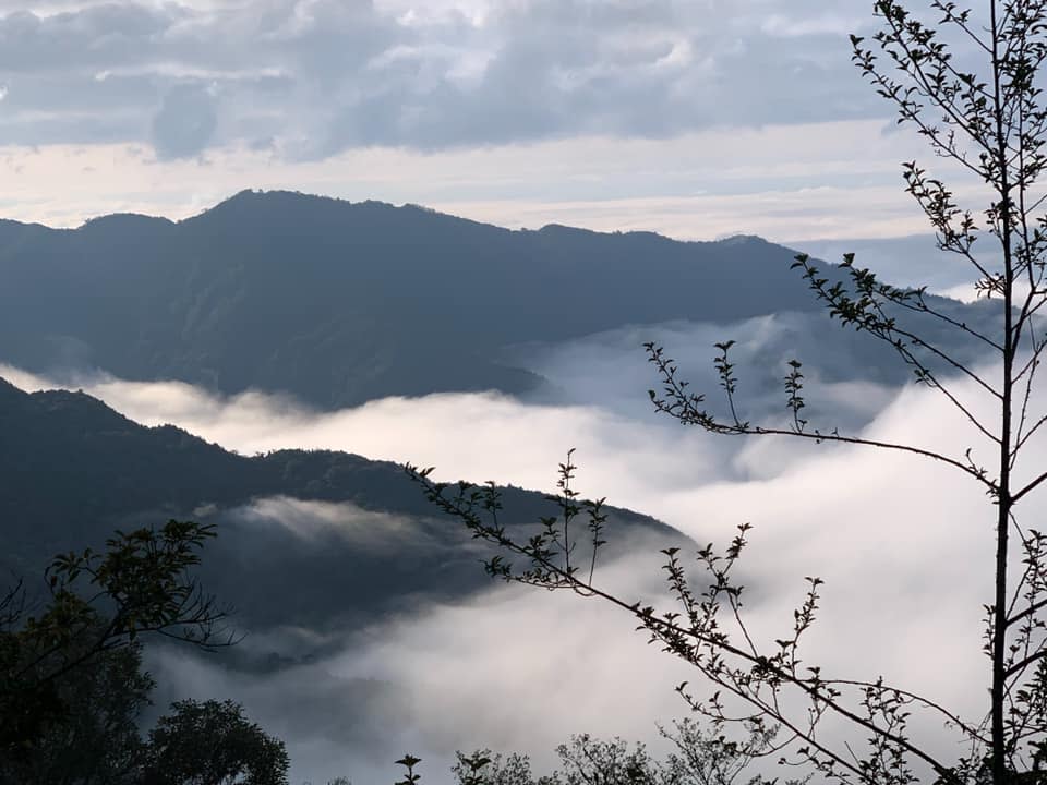 圖像裡可能有雲、天空、山、大自然和戶外