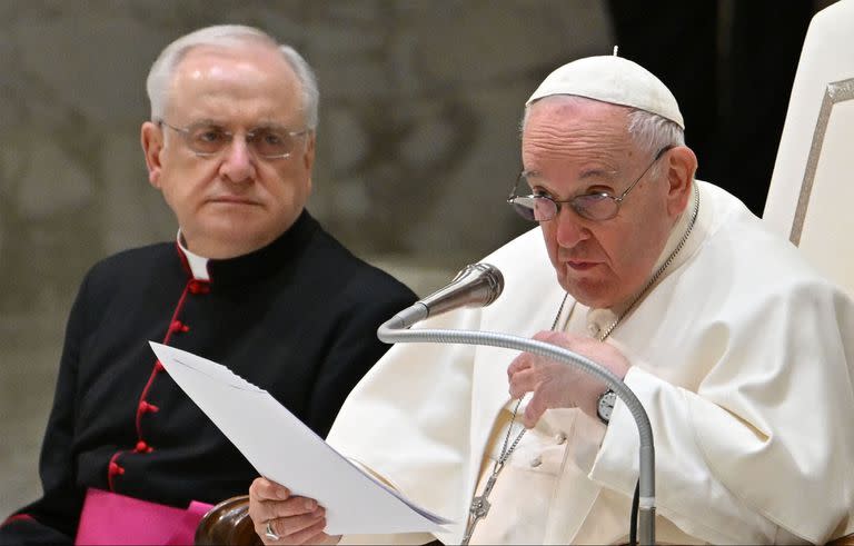 El papa Francisco, asistido por el prefecto de la Casa Pontificia, monseñor Leonardo Sapienza, habla durante la audiencia general semanal del 8 de febrero de 2023 en la sala Pablo VI del Vaticano.