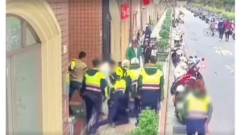 警員對嫌疑人加以壓制，緊急控制現場。（圖／翻攝畫面）