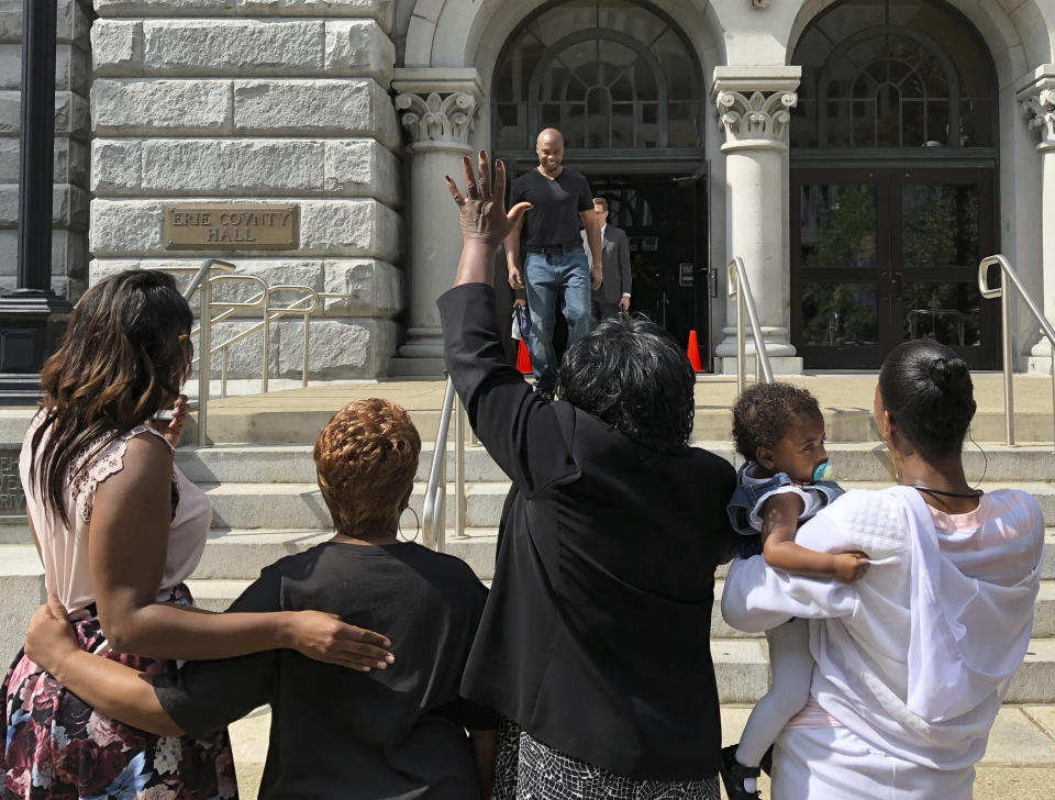 Valentino Dixon, dirigiéndose a sus familiares tras ser liberado de prisión. | Foto: AP