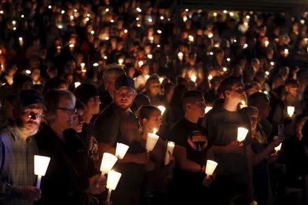 People take part in candlelight vigil following a mass shooting at Umpqua Community College in Roseburg, Oregon October 1, 2015. REUTERS/Steve Dipaola