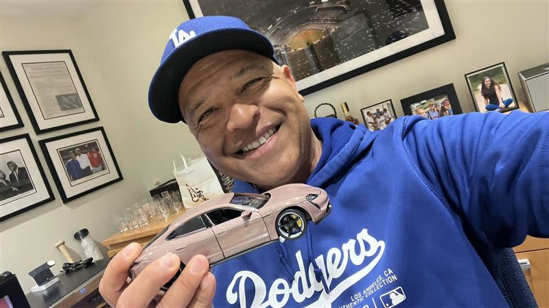 大谷翔平贈送道奇教頭羅伯茲（Dave Roberts）保時捷汽車模型。（圖／翻攝自Juan Toribio X）