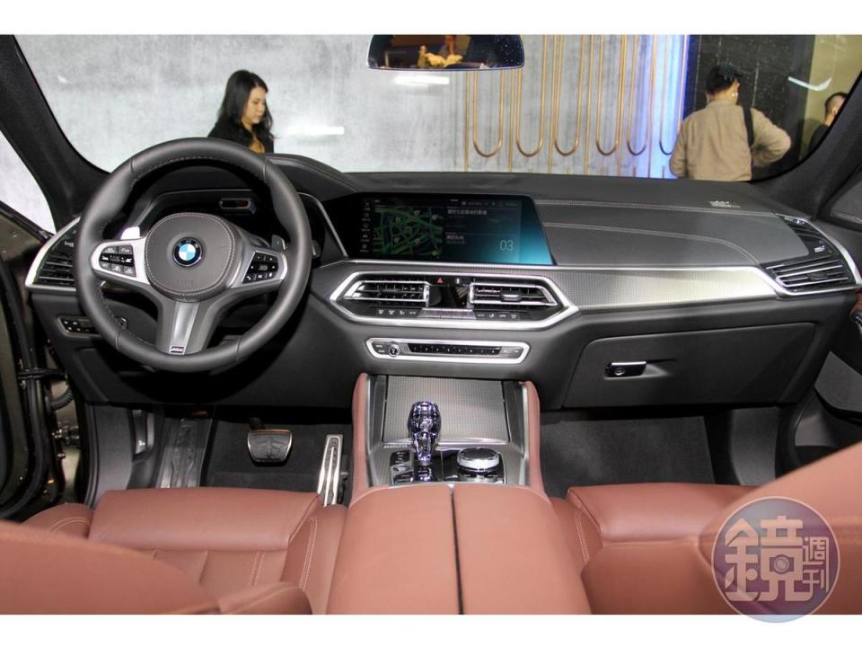 全新BMW X6搭載BMW iDrive7.0，雙12.3吋中控觸控螢幕 整合BMW智能衛星導航、無線Apple CarPlay等。