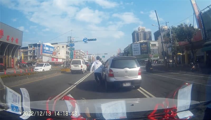 駕駛發現自己的車「先走一步」，連忙轉身追車。（圖／翻攝爆料公社）