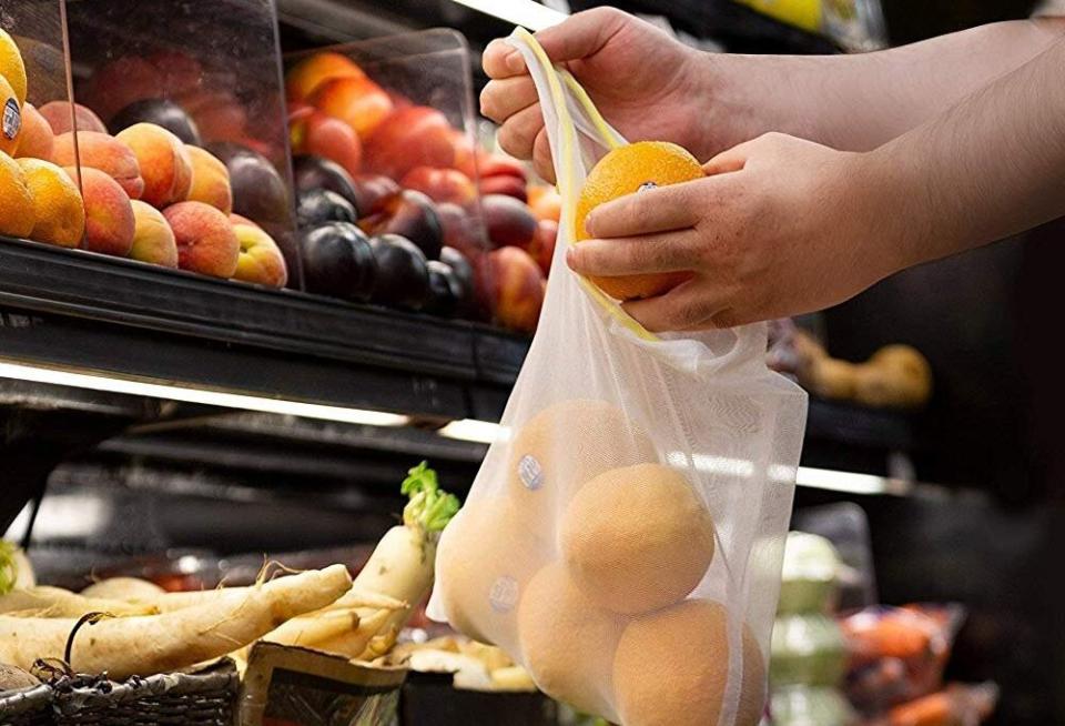 These reusable mesh produce bags on an Amazon Deal Of The Day for Wednesday, Sept. 4. <strong><a href="https://amzn.to/2LpPkbQ" target="_blank" rel="noopener noreferrer">Get them for nearly 60% off today only</a></strong>. (Photo: Amazon)