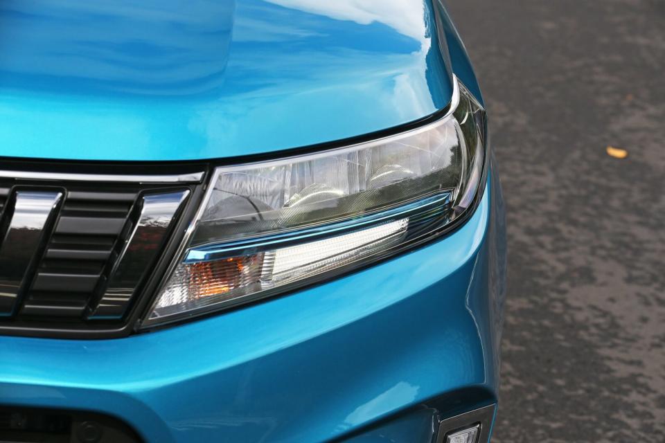 遠近光燈皆採LED光源設計，並在內部融入一道代表節能動力的藍色飾條來強調油電表徵。