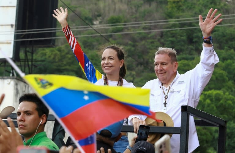 El candidato presidencial venezolano Edmundo González Urrutia junto la líder opositora María Corina Machado, en un mitin en Valencia el 13 de julio (Juan Carlos HERNANDEZ)