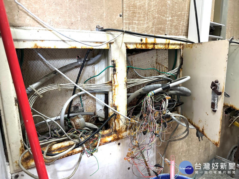 頭家國小廣播設備設置於地下室停車場機房內，潮濕造成系統經常性不穩定。